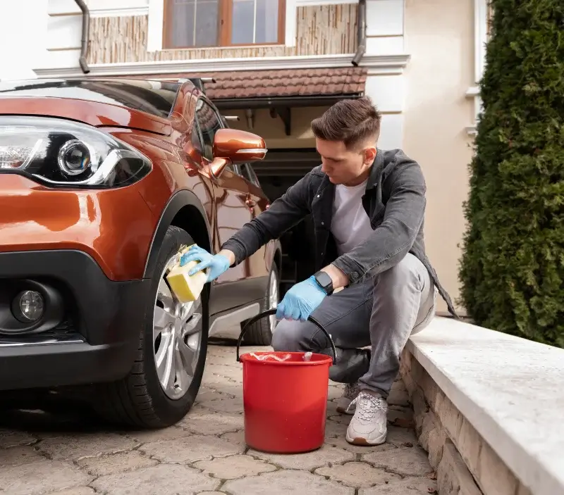 Lavage auto à domicile Saint-Bauzille-de-Montmel : professionnel intervenant sur un véhicule